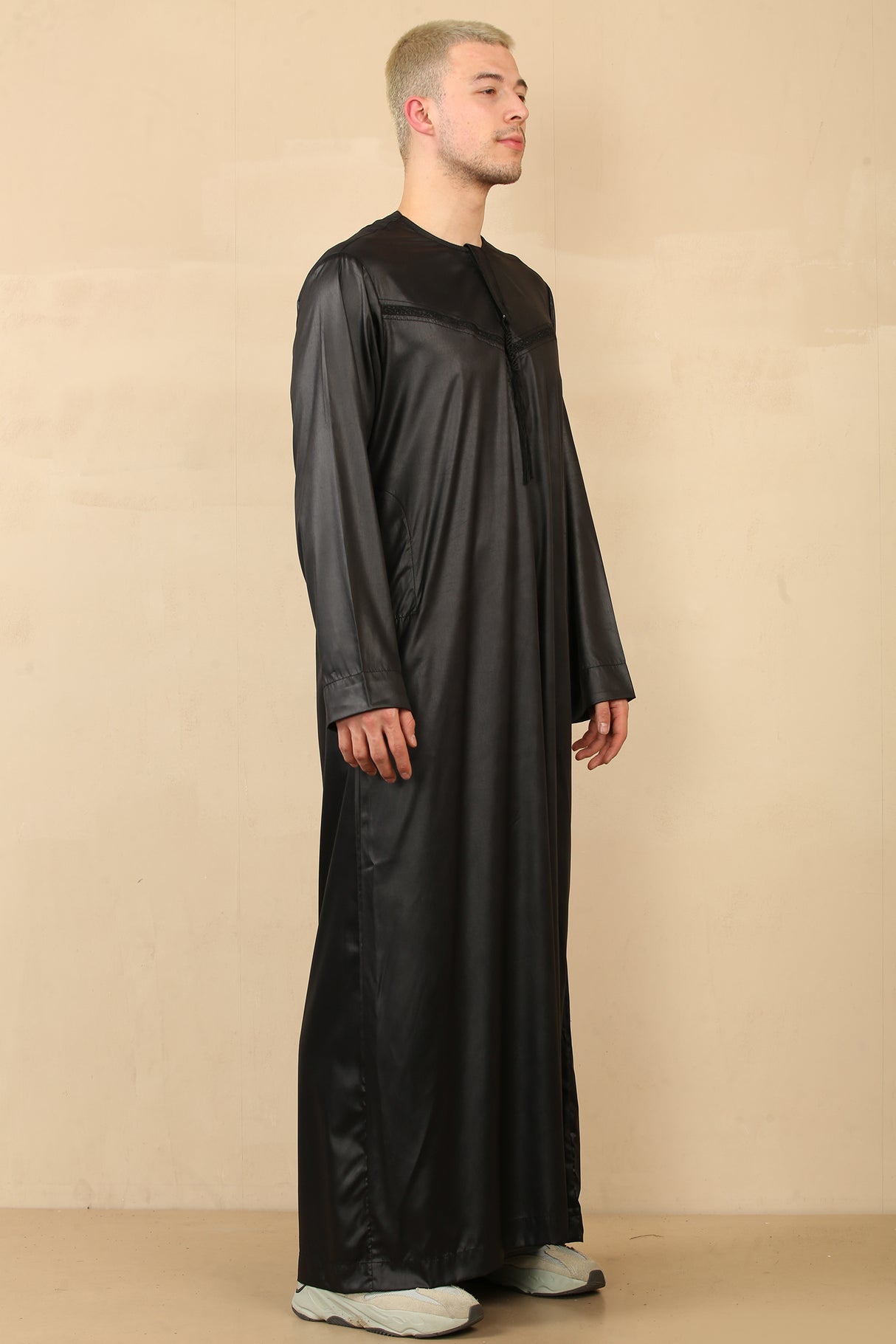 Men's Emirati Embroidered Shiny Tassel Jubba (Black)