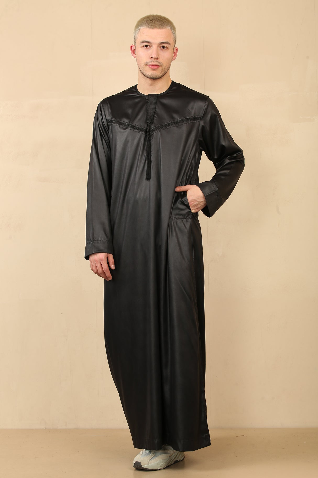 Men's Emirati Embroidered Shiny Tassel Jubba (Black)